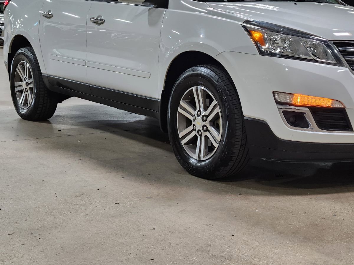 Used 2017 Chevrolet Traverse LT image 16