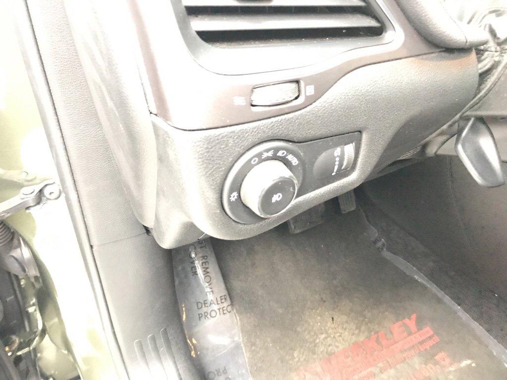 Used 2019 Jeep Cherokee Latitude w/ Cold Weather Group image 10