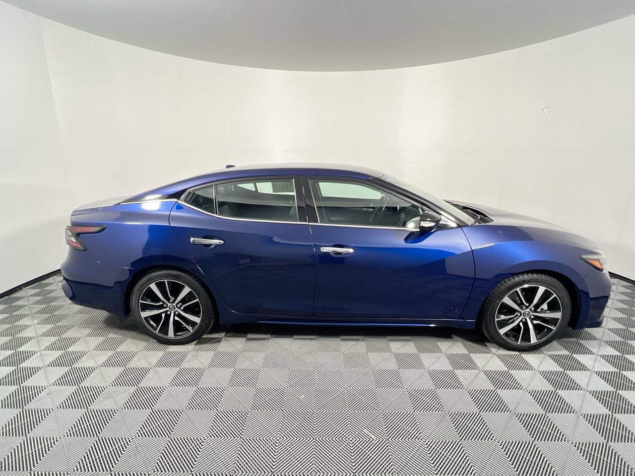 Used 2023 Nissan Maxima SV w/ Floor Mat Group FWD image 2