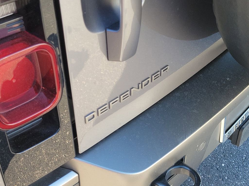 Used 2024 Land Rover Defender 110 X-Dynamic SE image 6