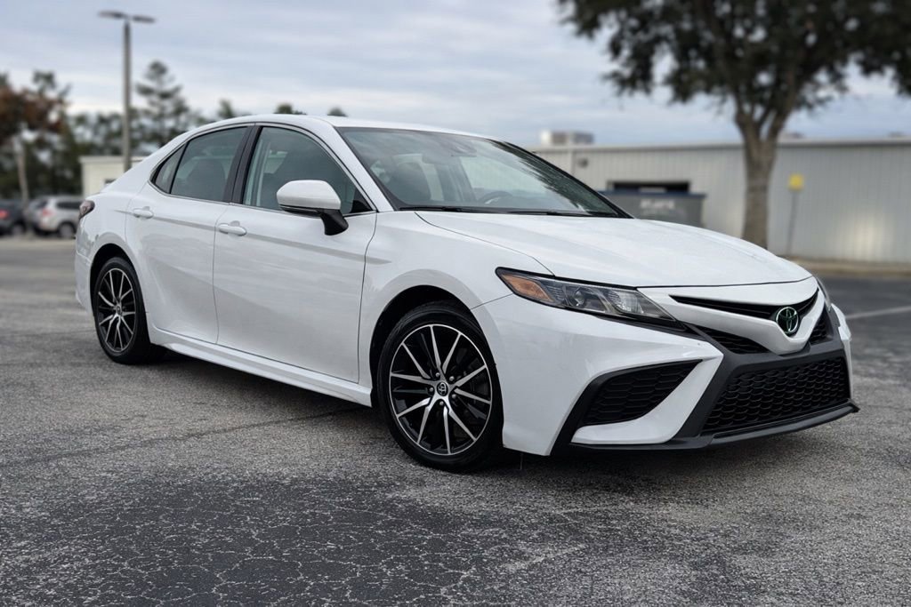 Used 2024 Toyota Camry SE image 11