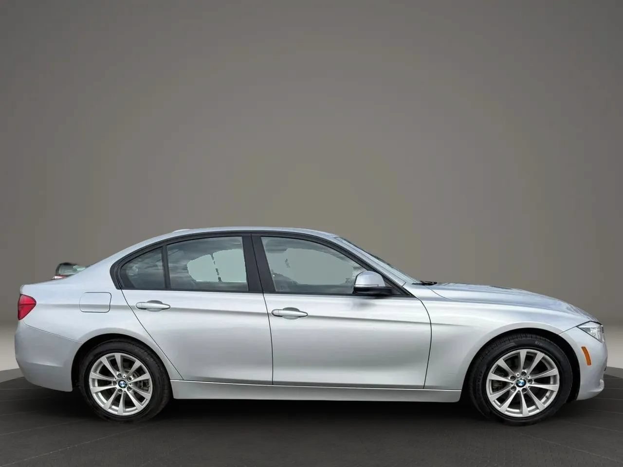 Used 2018 BMW 320i xDrive Sedan w/ Convenience Package AWD/4WD image 4