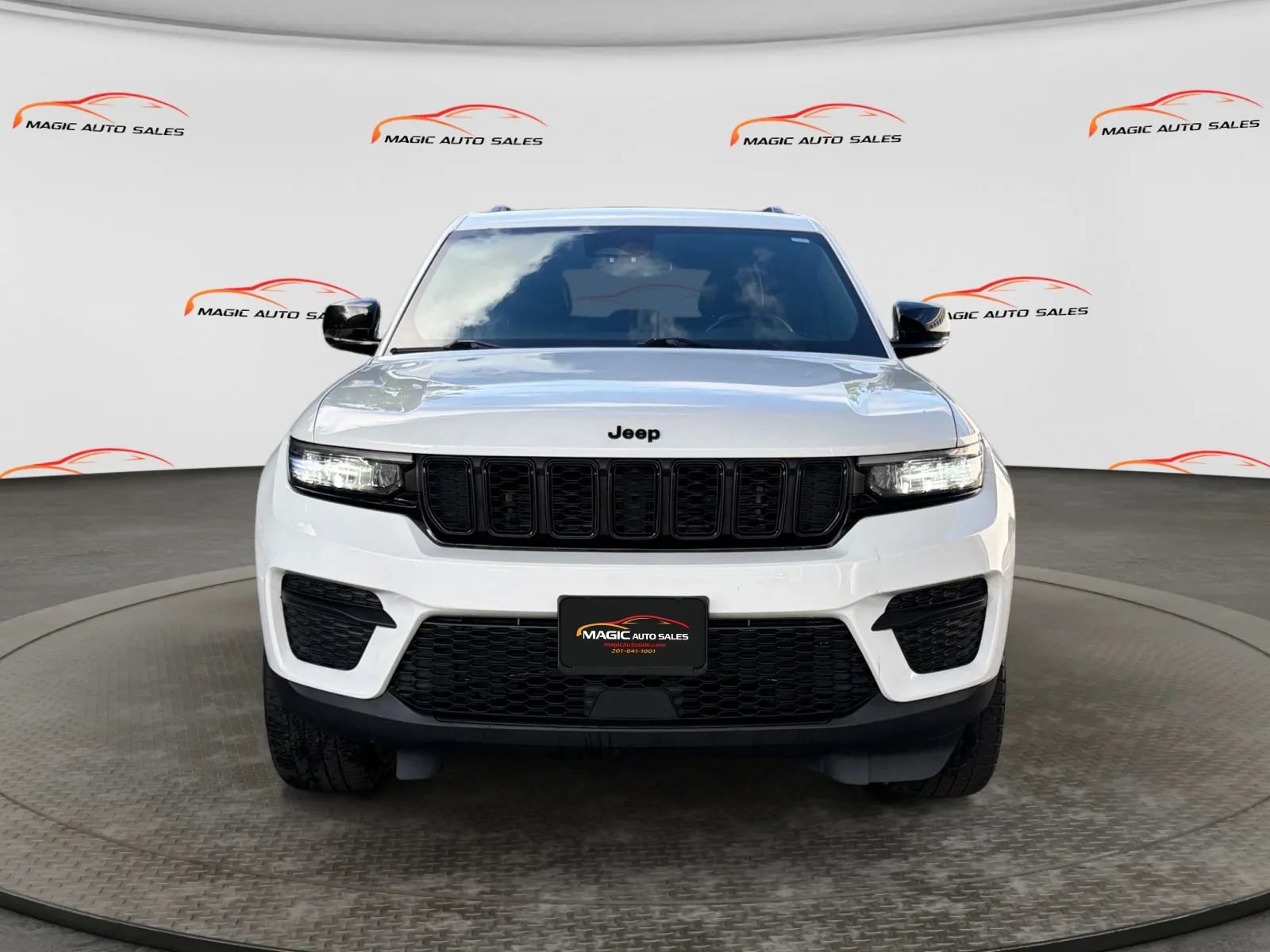 Used 2022 Jeep Grand Cherokee Altitude AWD/4WD image 3