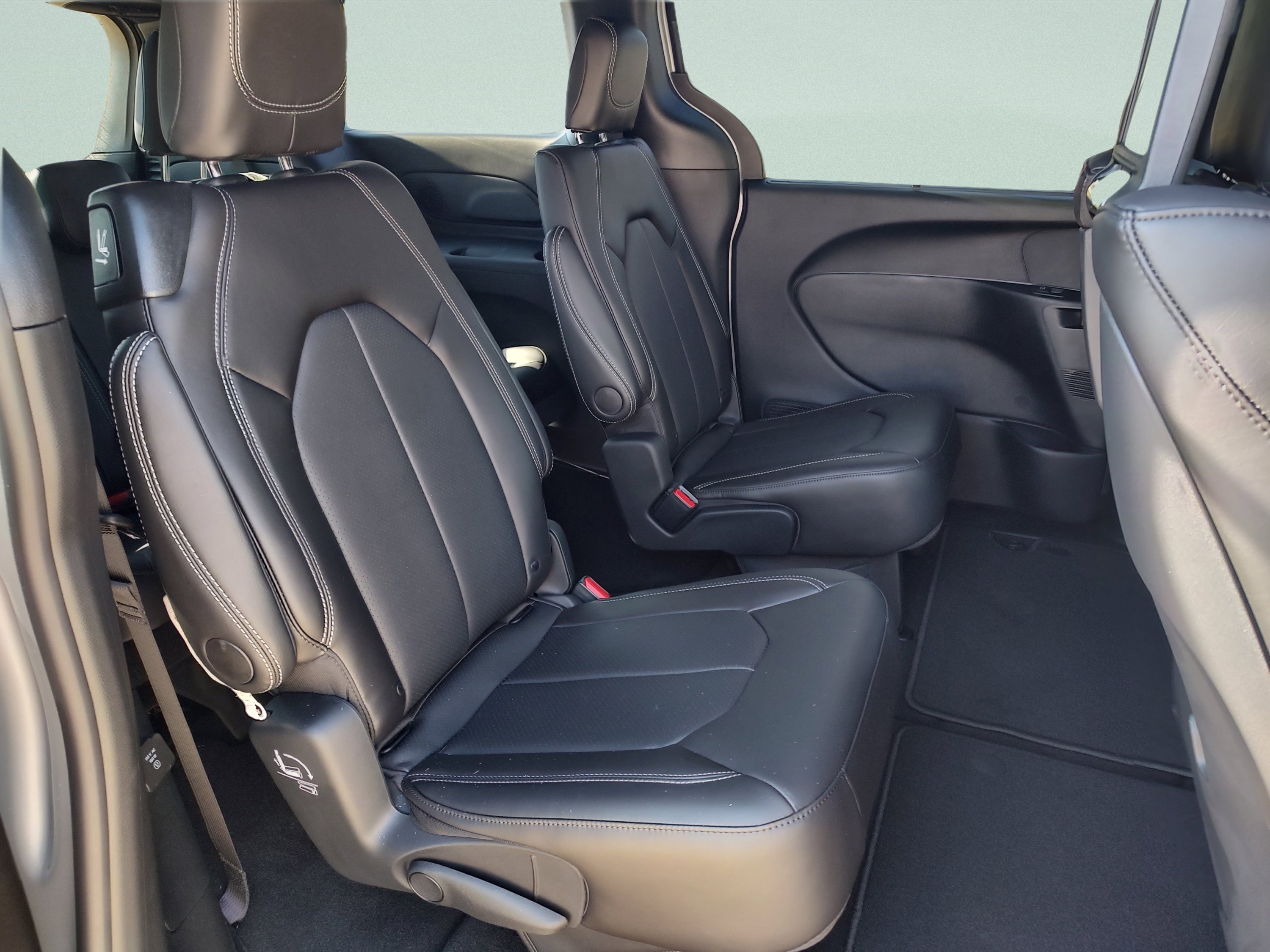 New 2026 Chrysler Pacifica Select FWD image 32