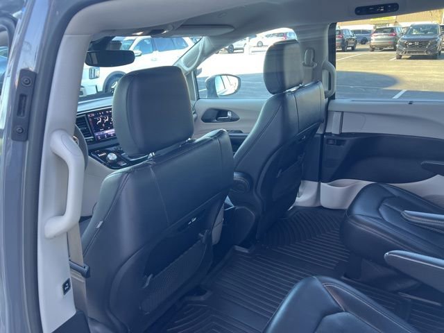 Used 2022 Chrysler Pacifica Touring-L image 17