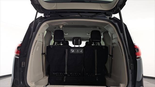 Used 2021 Chrysler Pacifica Touring-L image 17