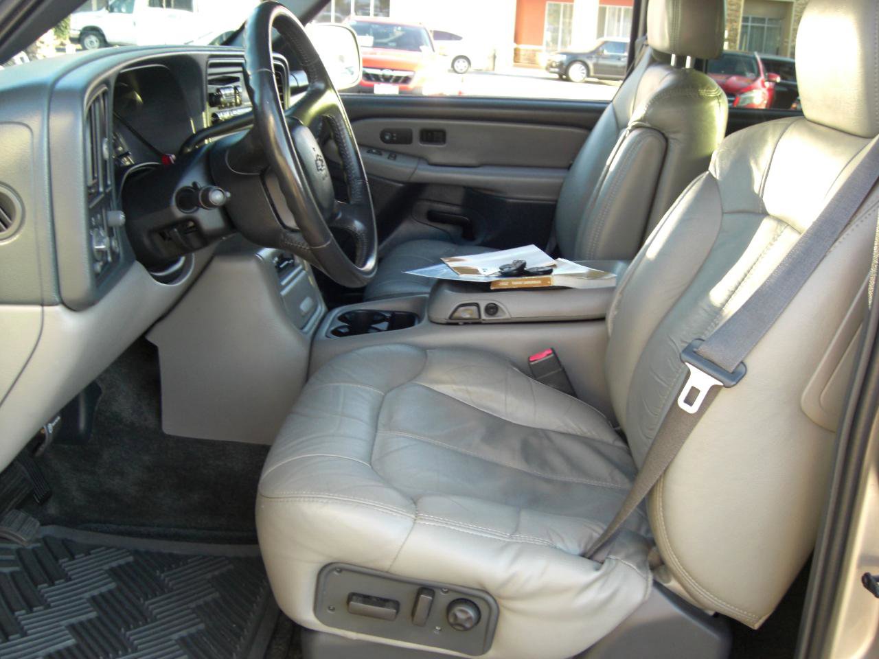 Used 2002 Chevrolet Suburban LT image 17