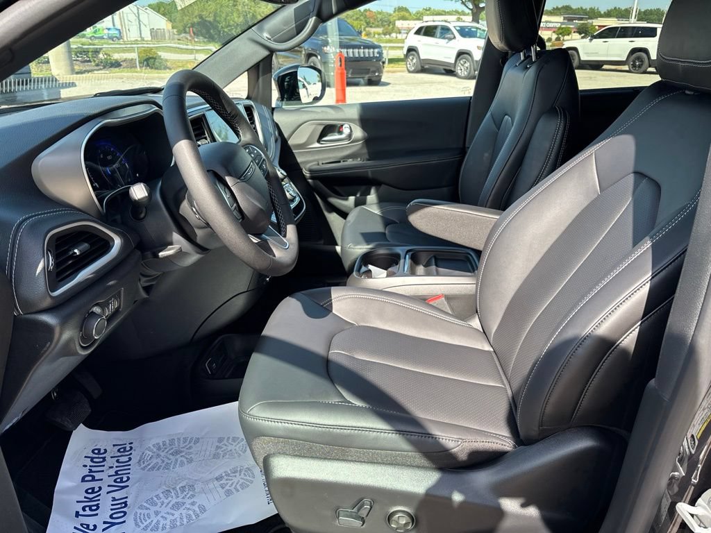 New 2027 Chrysler Pacifica Select FWD image 32