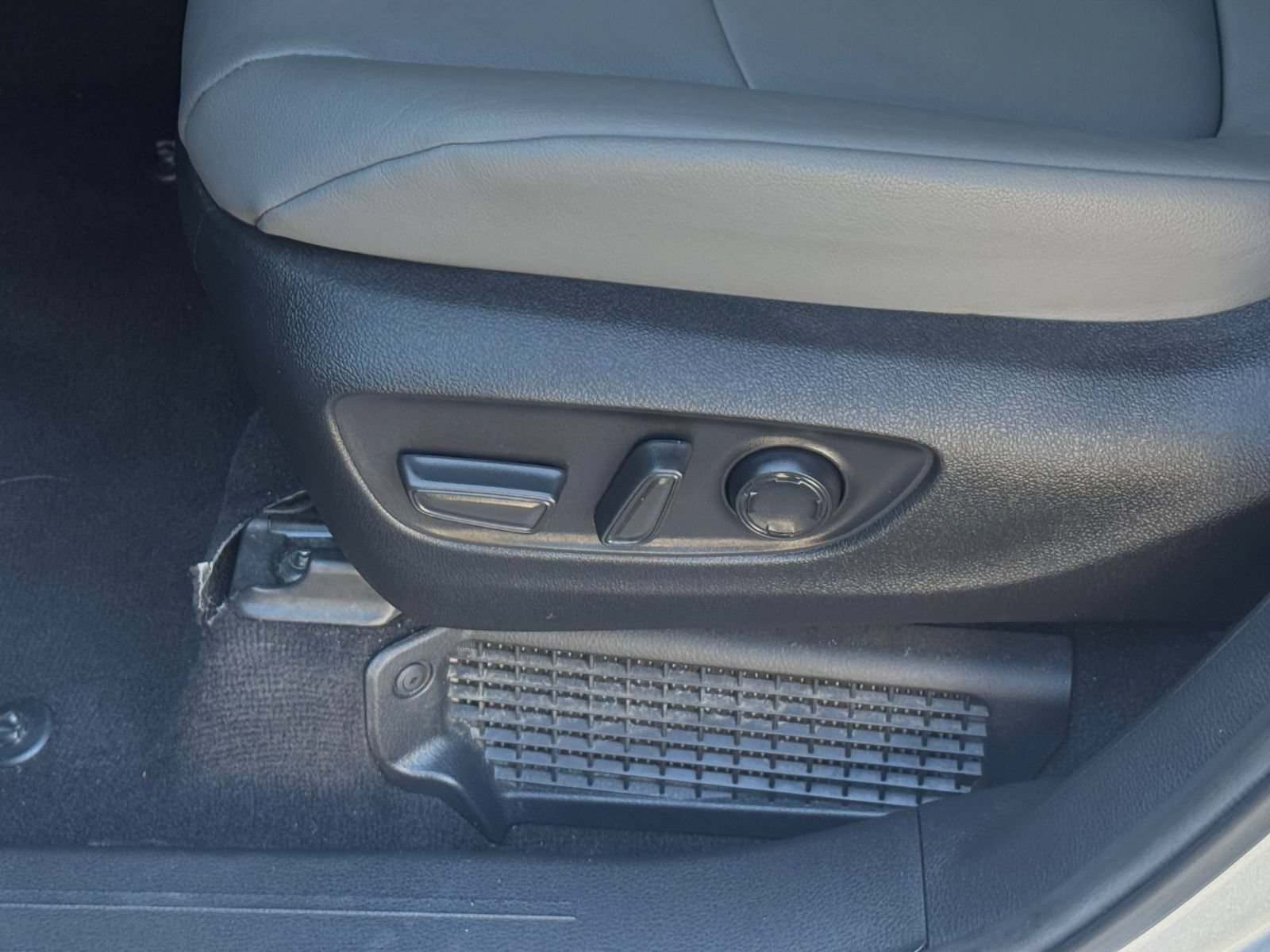 Used 2025 Toyota Sienna XLE FWD image 22