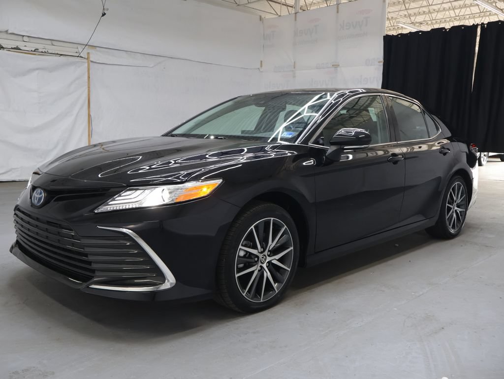 Used 2024 Toyota Camry XLE FWD image 3