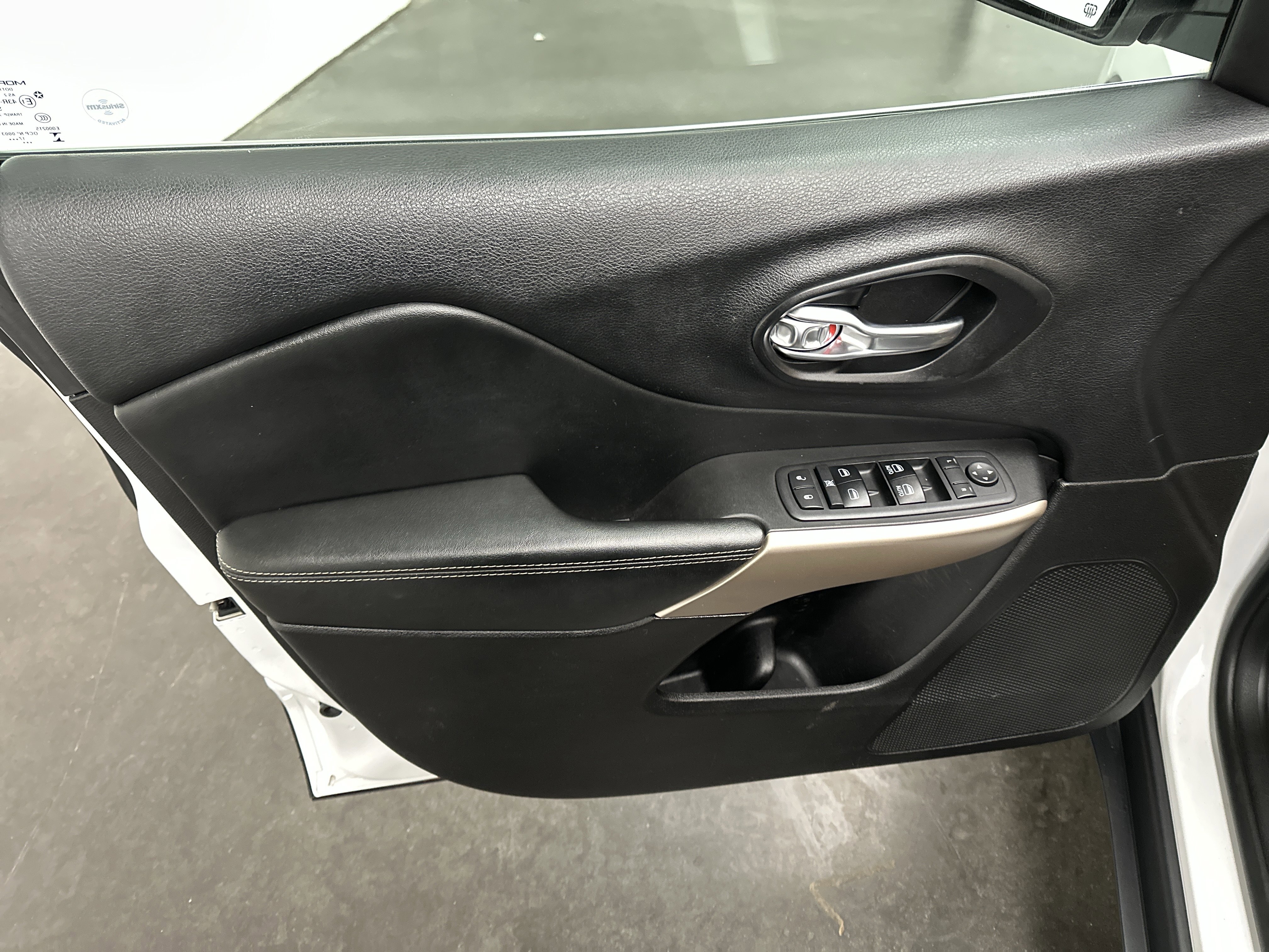 Used 2018 Jeep Cherokee Limited image 21