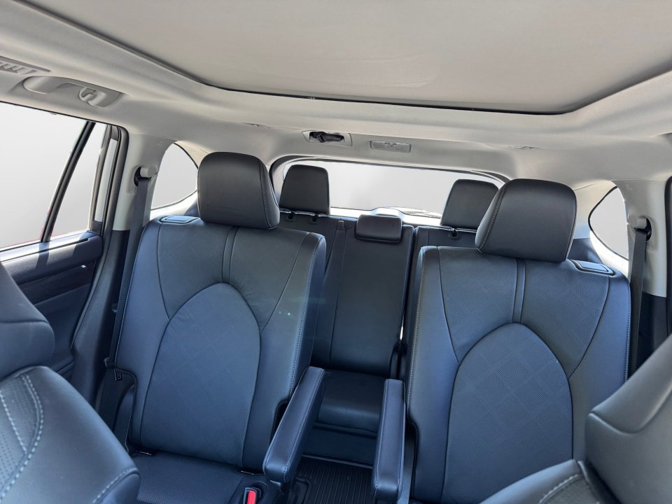 Used 2024 Toyota Highlander Platinum FWD image 12