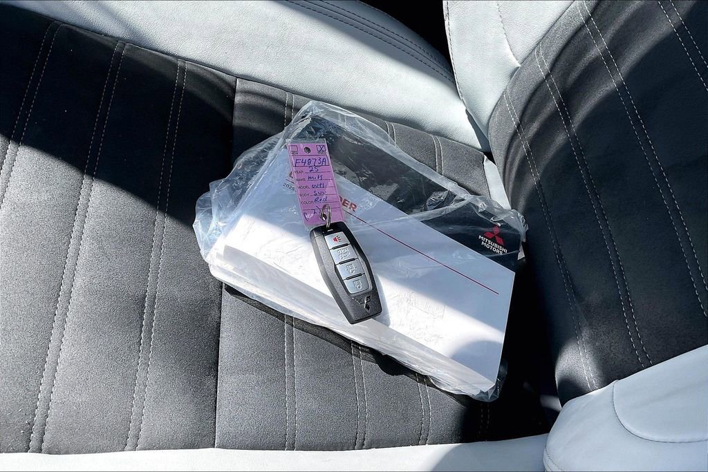 Used 2025 Mitsubishi Outlander SE image 10