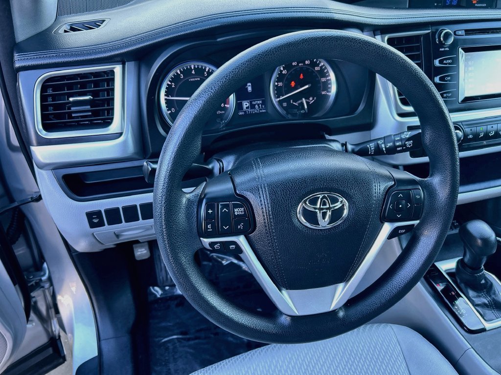 Used 2016 Toyota Highlander LE AWD/4WD image 11