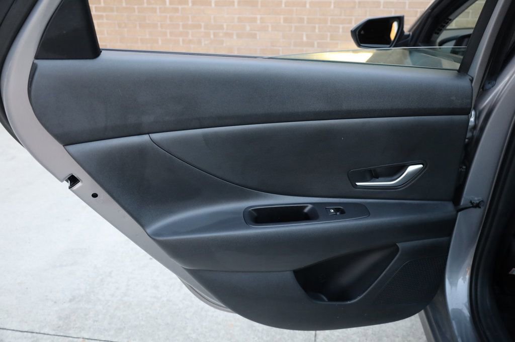 Used 2025 Hyundai Elantra SE w/ Cargo Package image 17