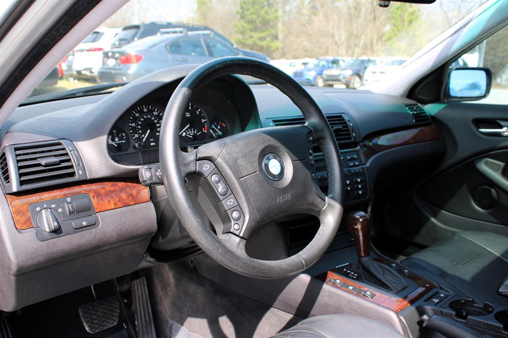 Used 2005 BMW 325i Sedan image 15