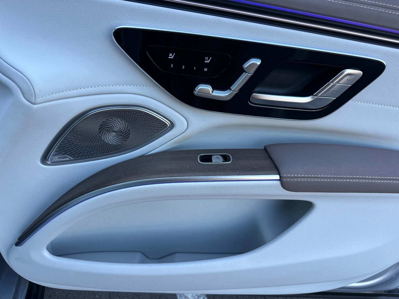 Certified 2022 Mercedes-Benz EQS 580 4MATIC Sedan w/ Exclusive Trim Package image 17