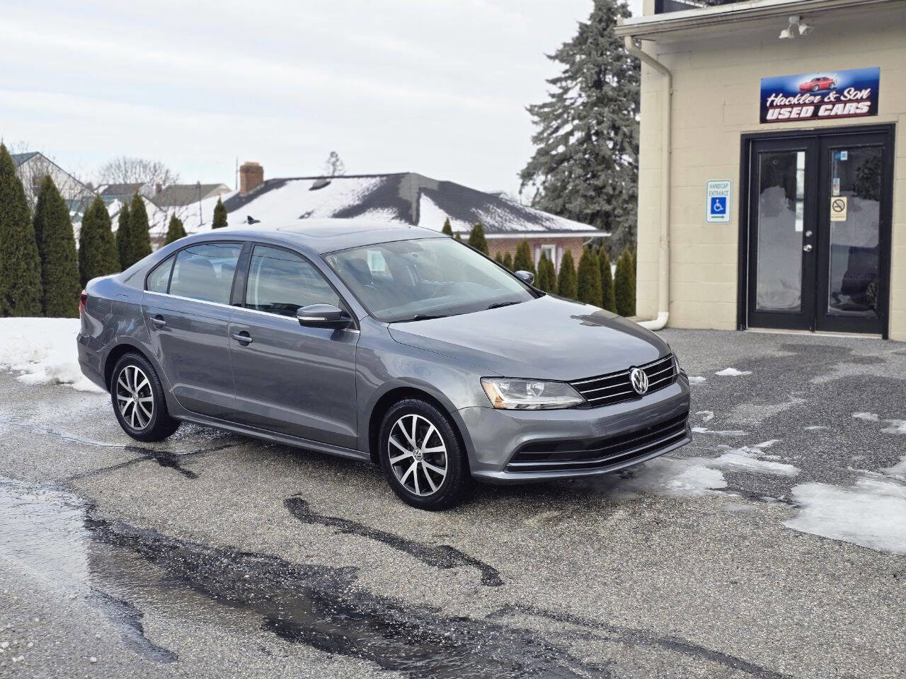 Used 2017 Volkswagen Jetta SE image 3