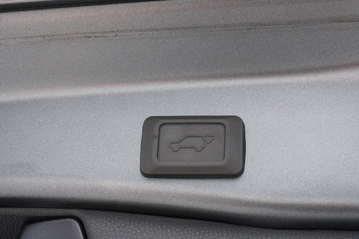 Used 2022 Toyota RAV4 XLE Premium FWD image 16