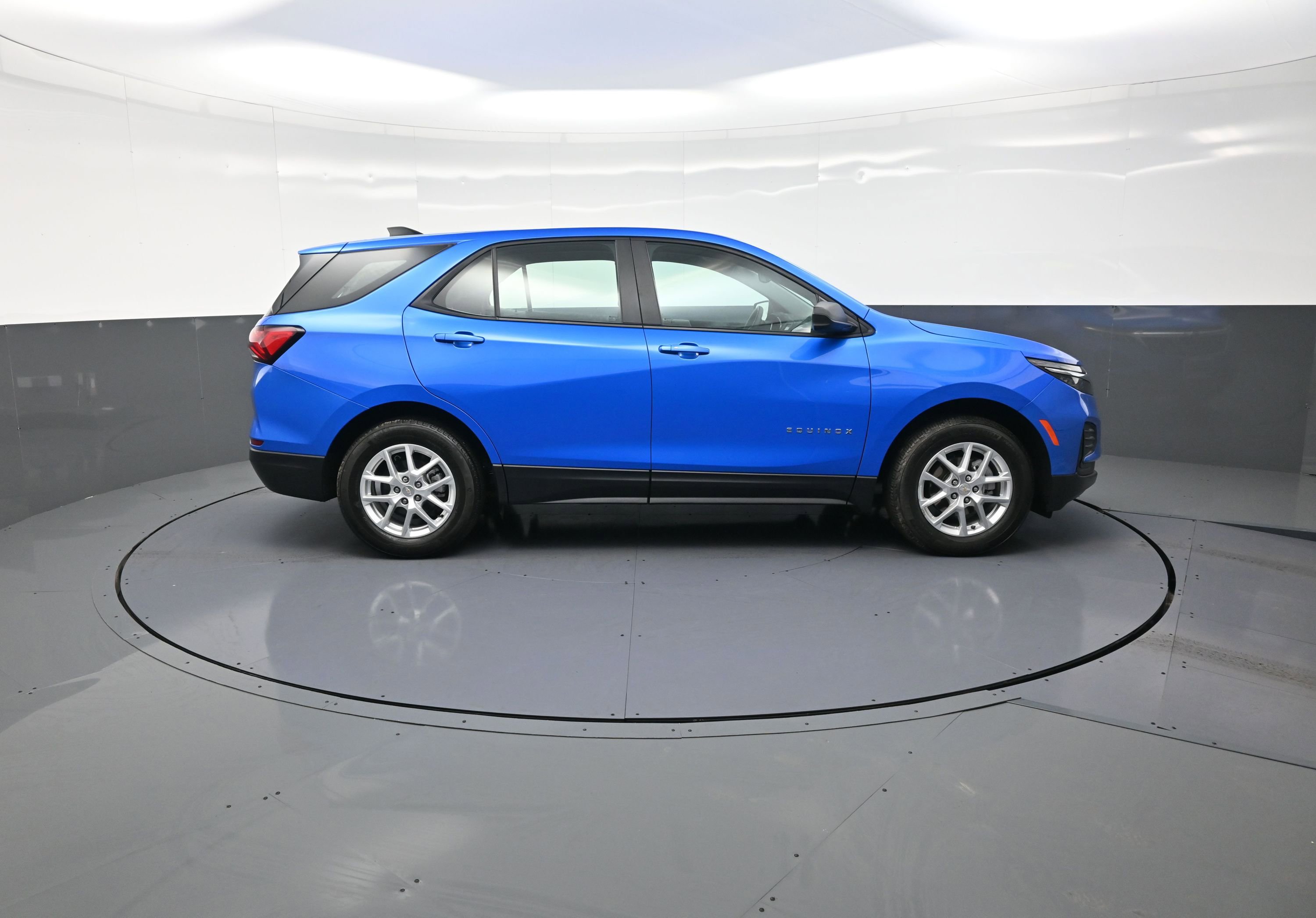 Used 2024 Chevrolet Equinox LS image 2