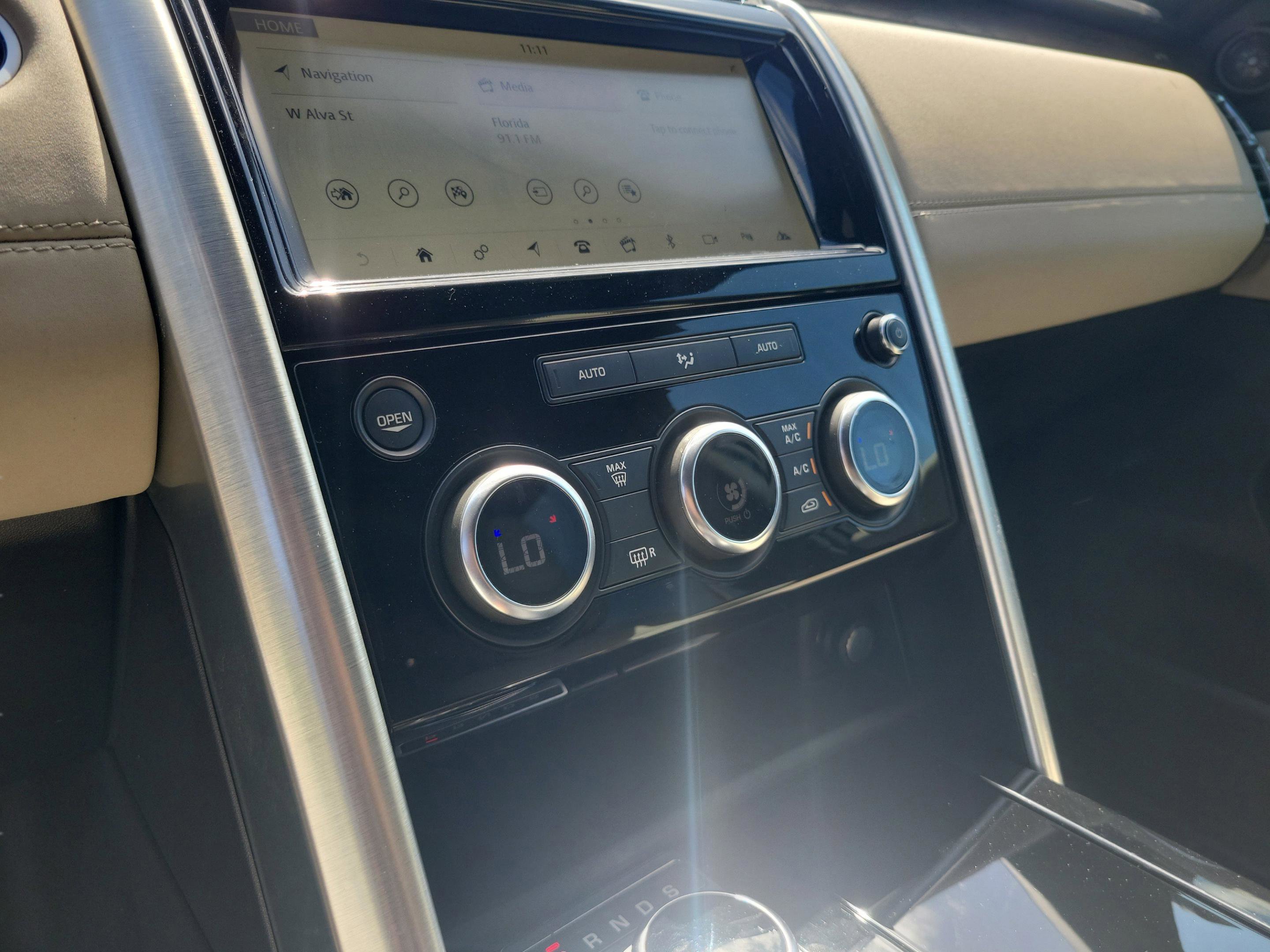 Used 2018 Land Rover Discovery HSE image 13