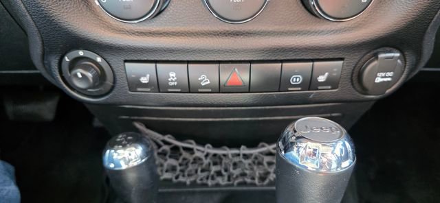 Used 2012 Jeep Wrangler Unlimited Rubicon image 23