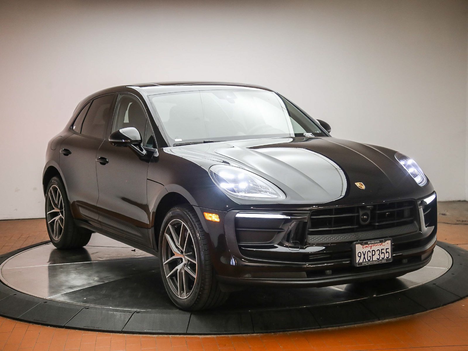Certified 2026 Porsche Macan AWD/4WD image 4