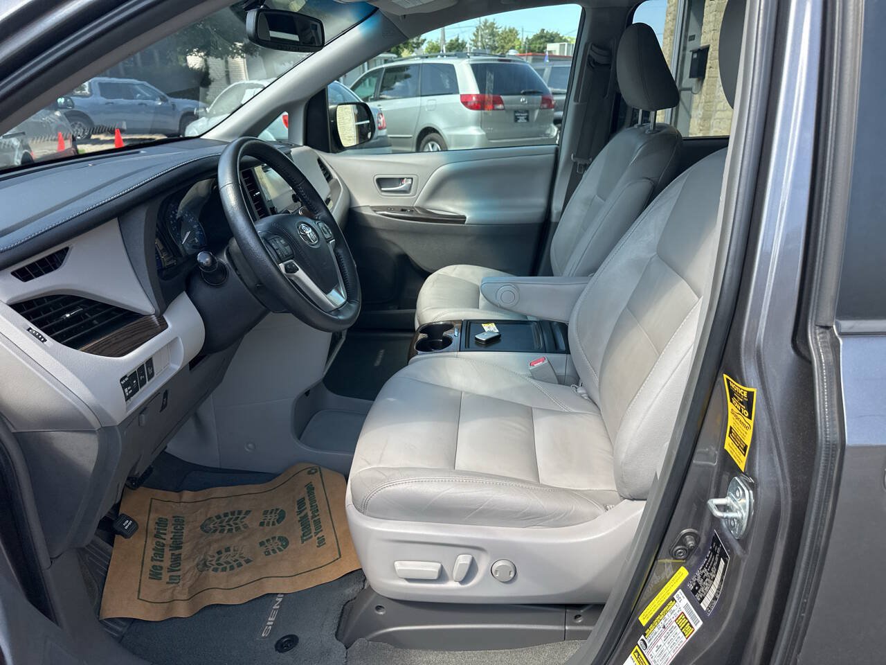 Used 2017 Toyota Sienna XLE w/ XLE Navigation Package FWD image 15