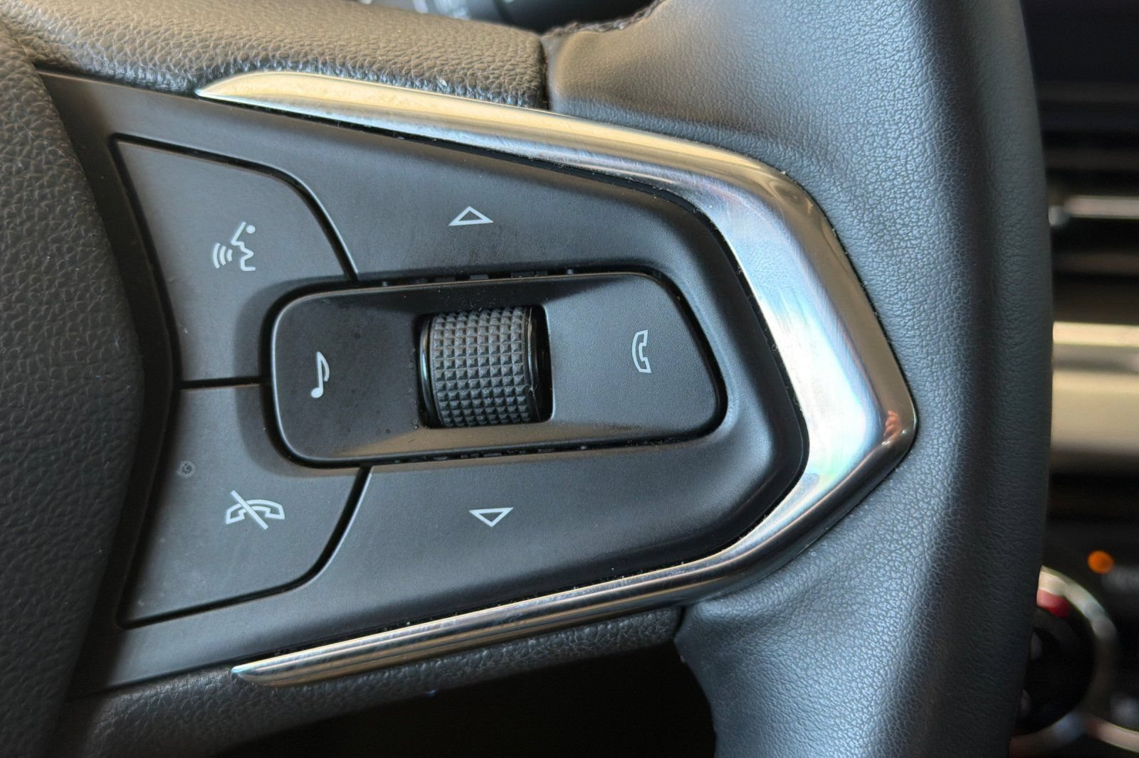 Used 2025 Chevrolet Trax LT w/ Driver Confidence Package FWD image 27