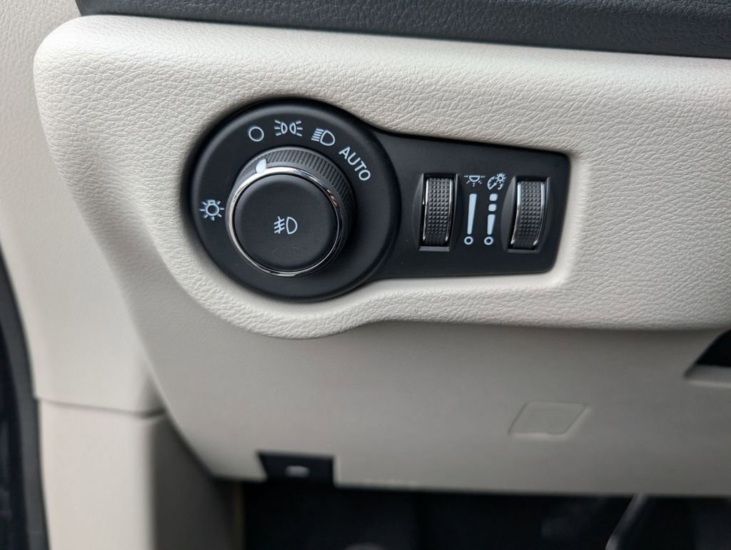 Used 2023 Chrysler Pacifica Limited image 37