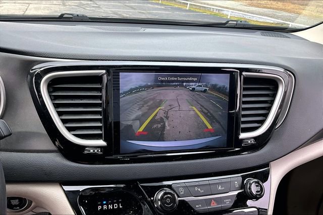 Used 2023 Chrysler Pacifica Touring-L image 14