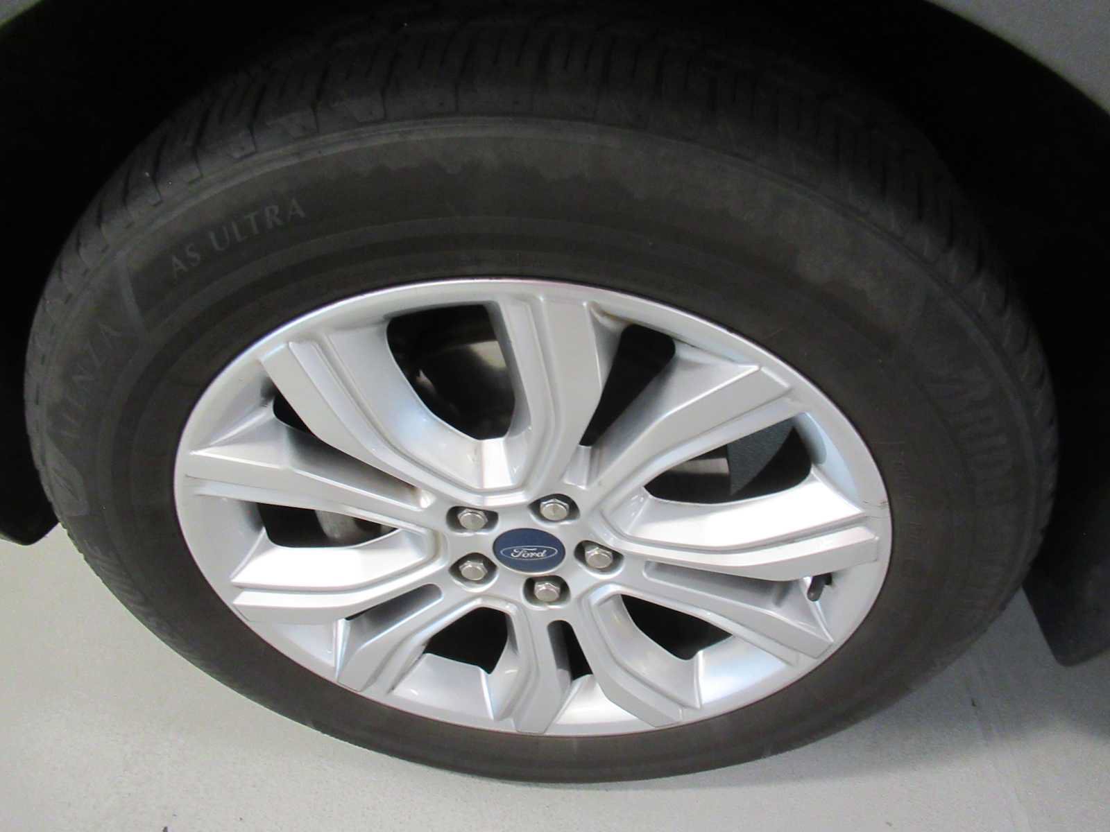Used 2020 Ford Edge Titanium FWD image 11