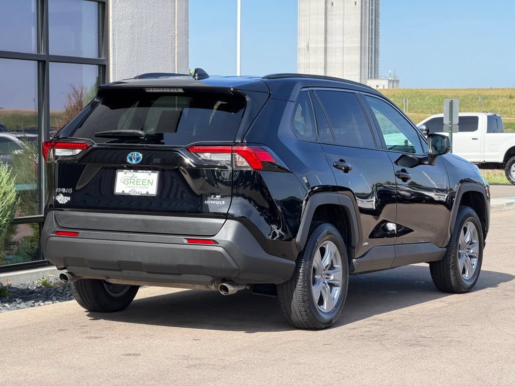 Used 2022 Toyota RAV4 LE AWD/4WD image 5