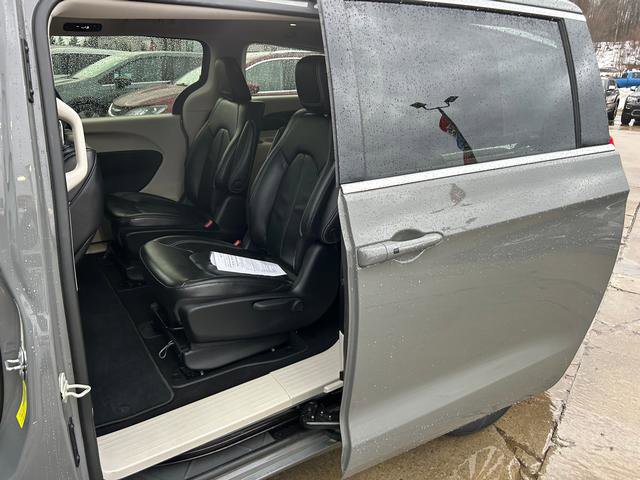 Certified 2022 Chrysler Pacifica Touring-L image 9
