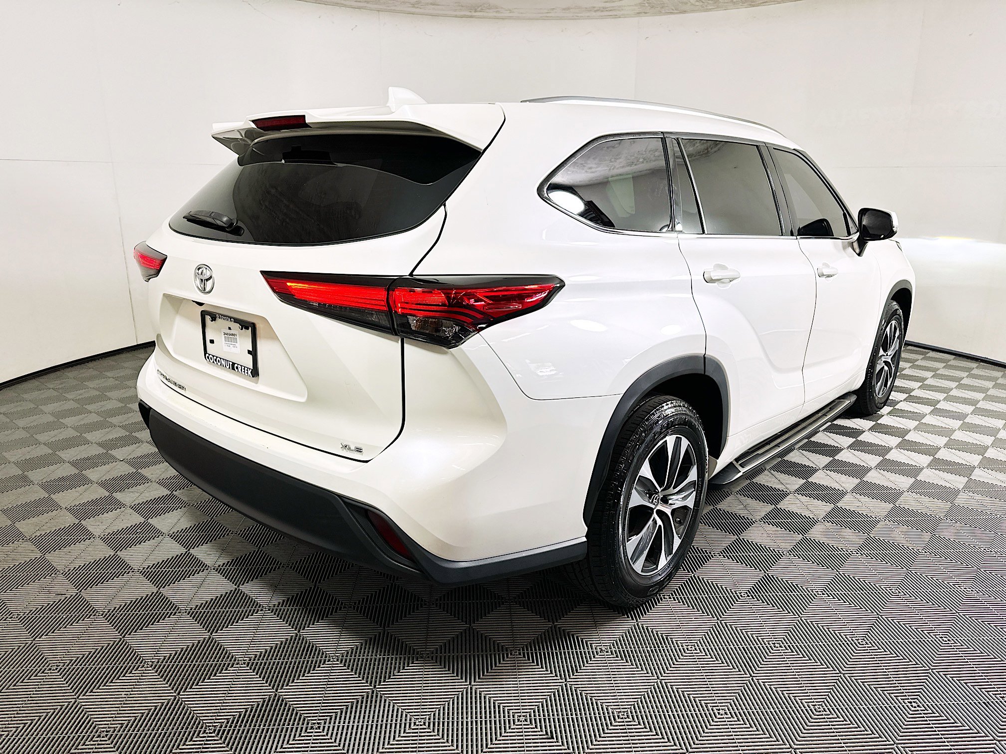 Used 2021 Toyota Highlander XLE image 3