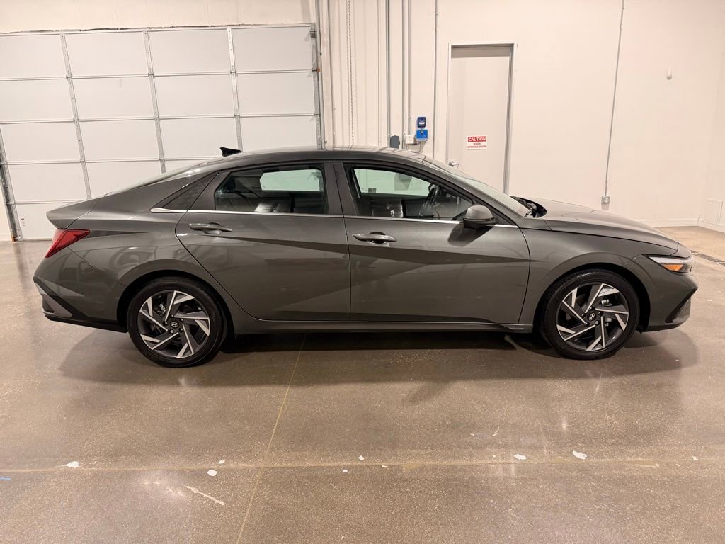 Used 2024 Hyundai Elantra Limited image 4