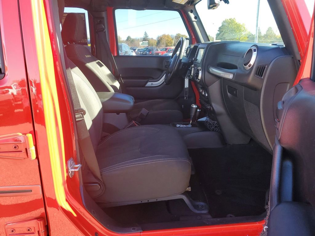 Used 2015 Jeep Wrangler Unlimited Sahara w/ Connectivity Group image 27