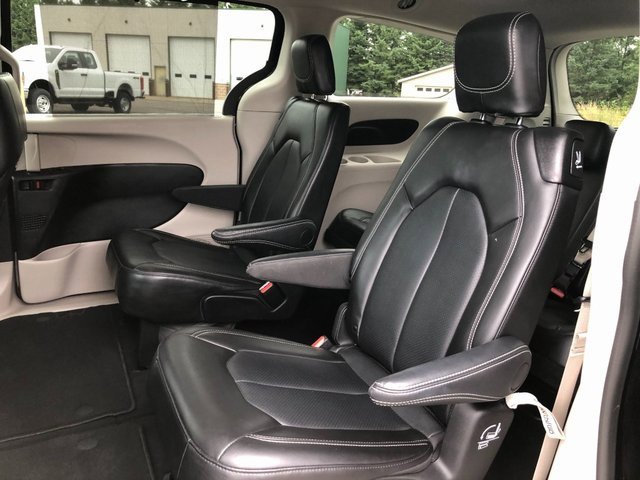 Used 2024 Chrysler Pacifica Touring-L image 18