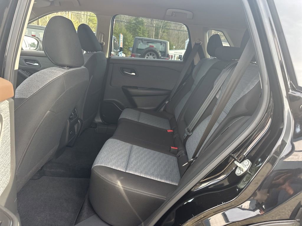 Used 2023 Nissan Rogue SV image 32