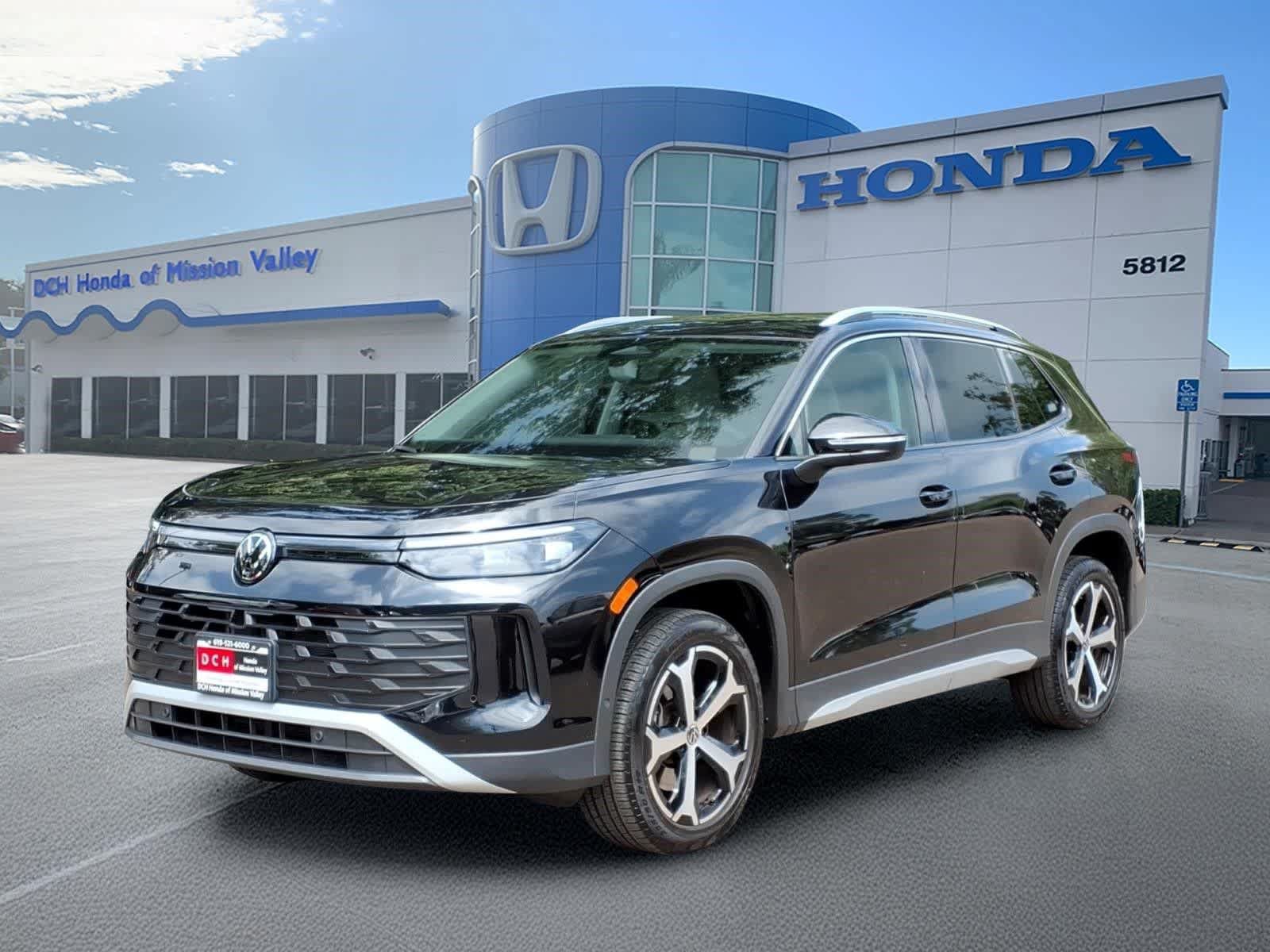 Used 2025 Volkswagen Tiguan SE AWD/4WD image 1