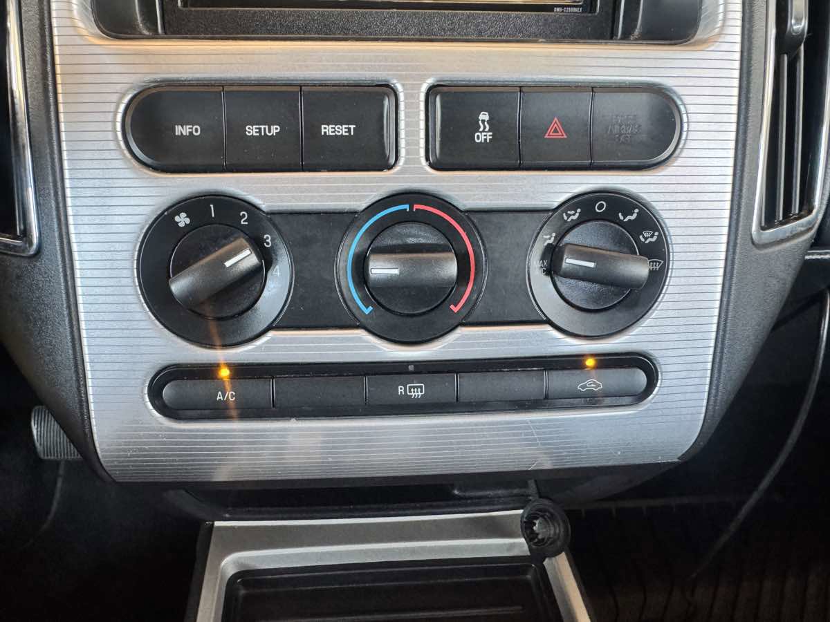 Used 2009 Ford Edge SEL FWD image 44