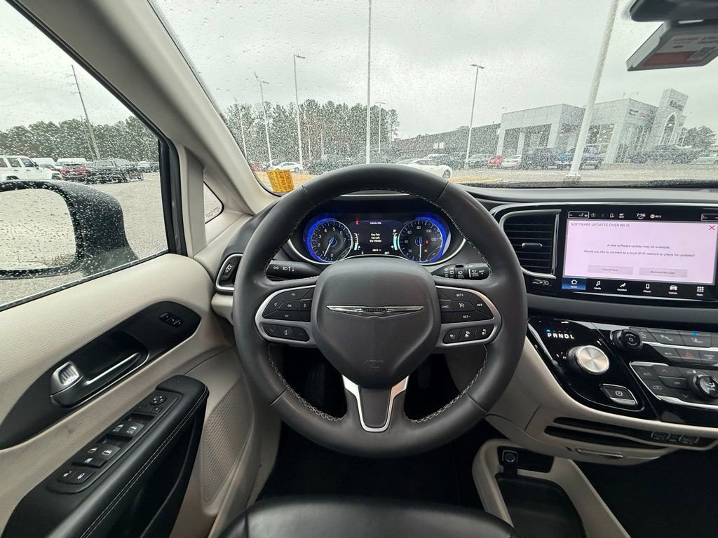 Used 2023 Chrysler Pacifica Touring-L image 14