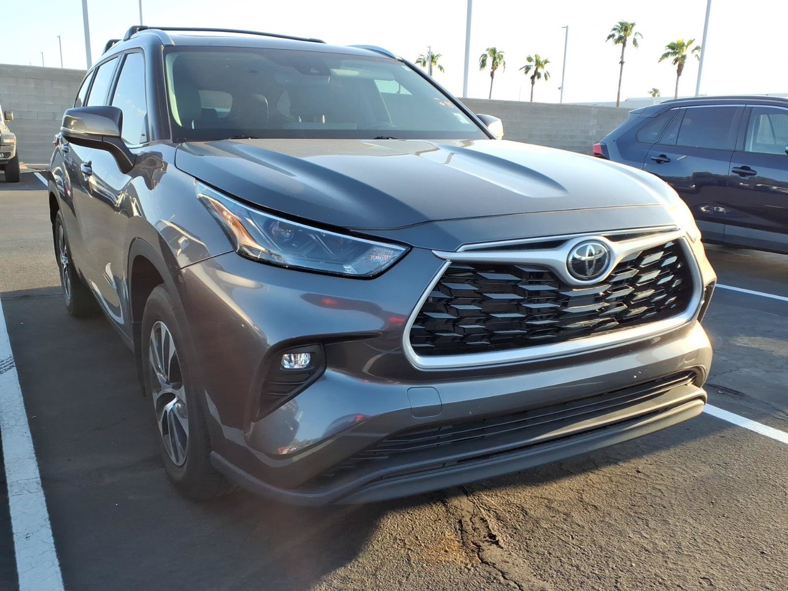 Used 2023 Toyota Highlander XLE FWD image 2