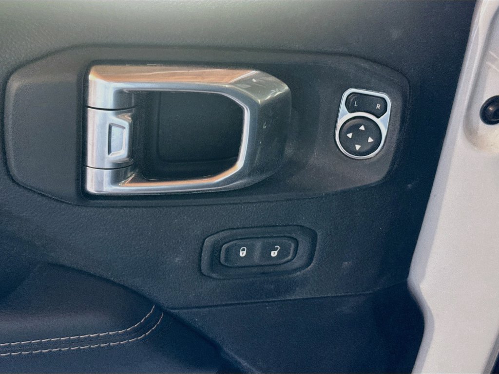 Used 2023 Jeep Wrangler Unlimited Sahara AWD/4WD image 19