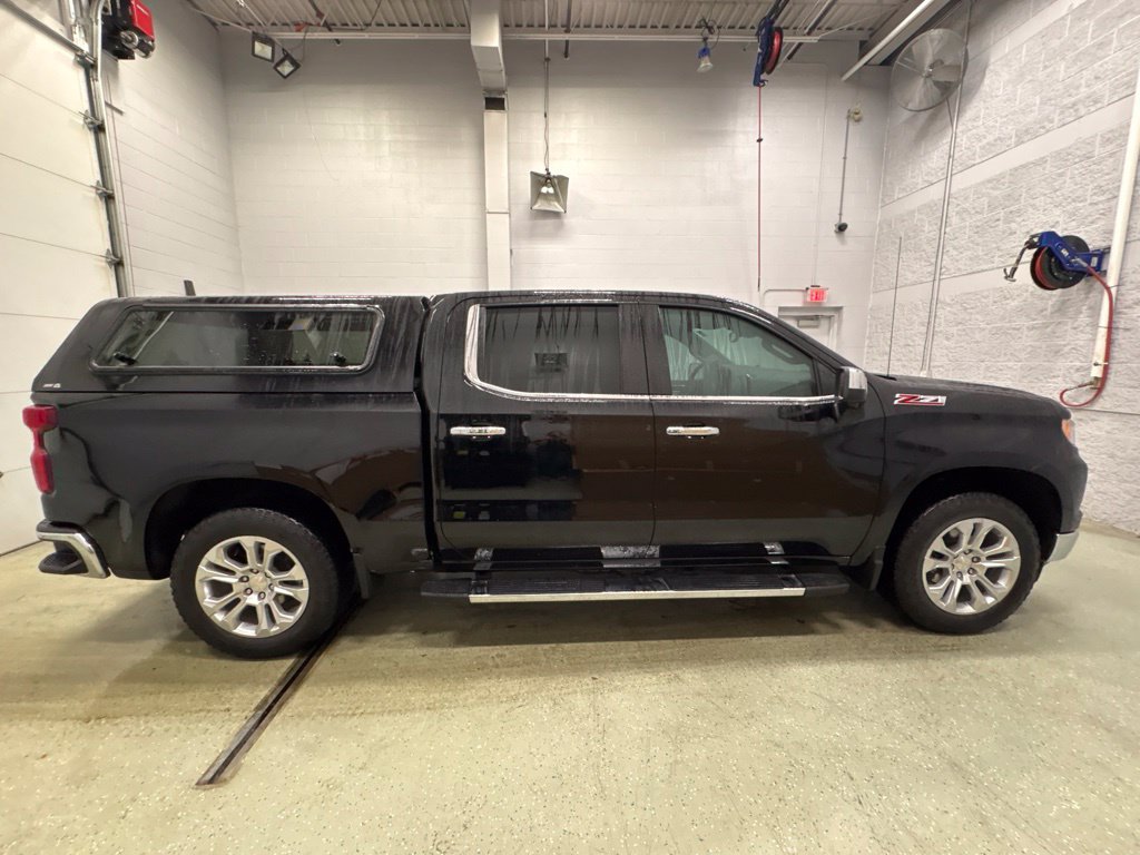 Used 2024 Chevrolet Silverado 1500 LTZ AWD/4WD image 3