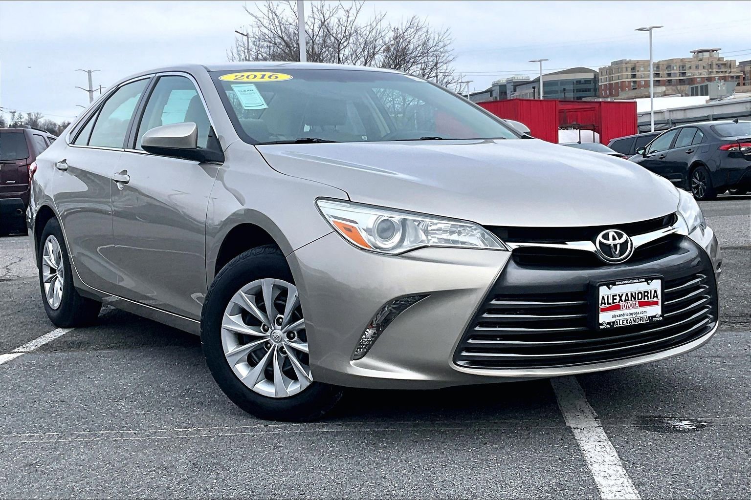 Used 2016 Toyota Camry LE image 2