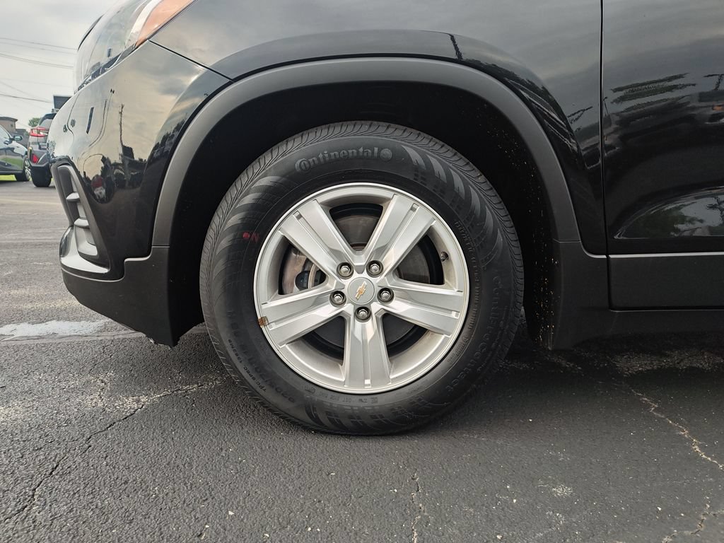 Used 2022 Chevrolet Trax LS w/ Tint and Cruise Package FWD image 10