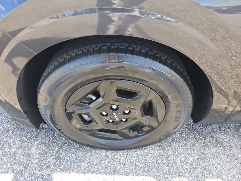 Used 2025 Kia Carnival FWD image 10