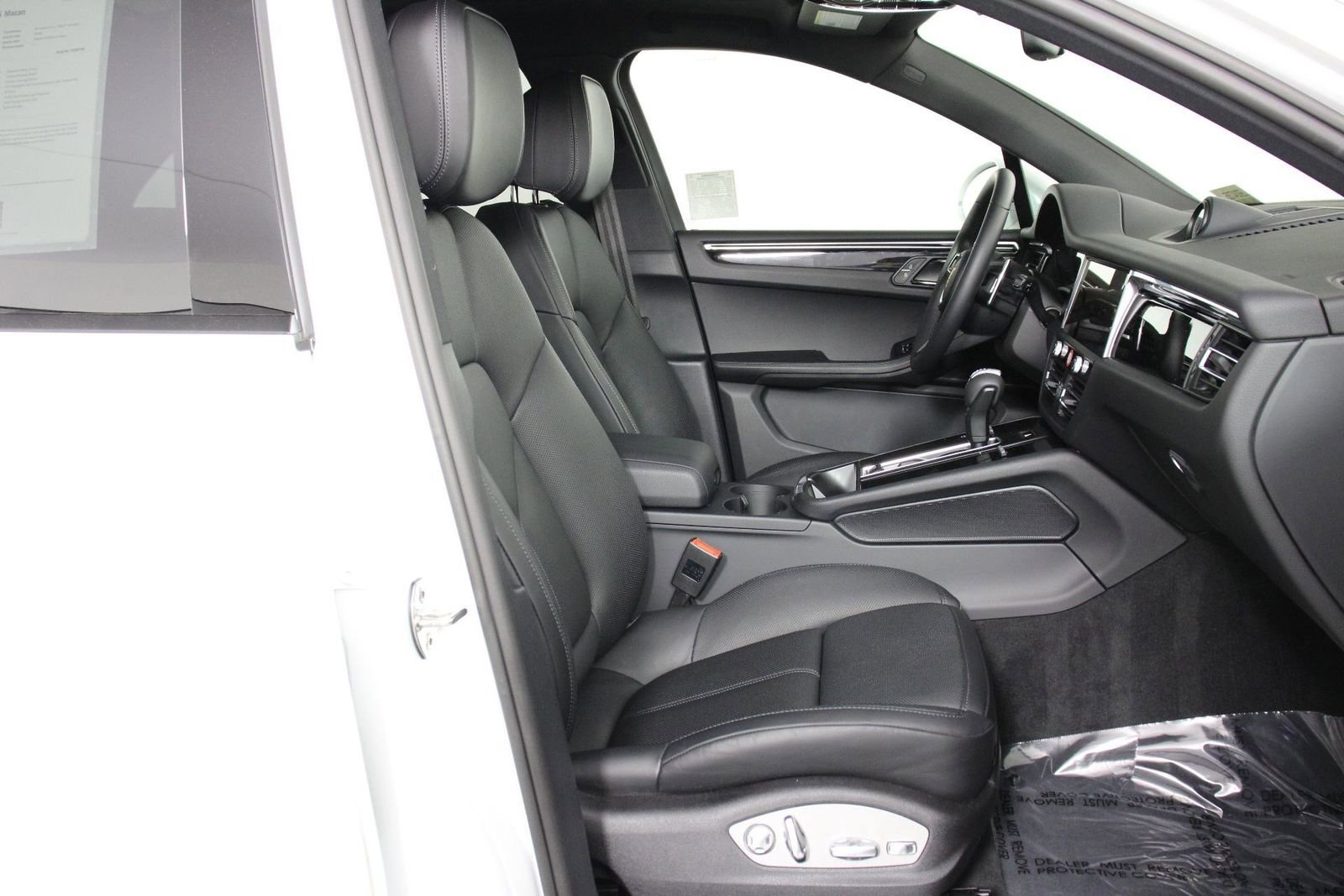 Certified 2025 Porsche Macan image 31