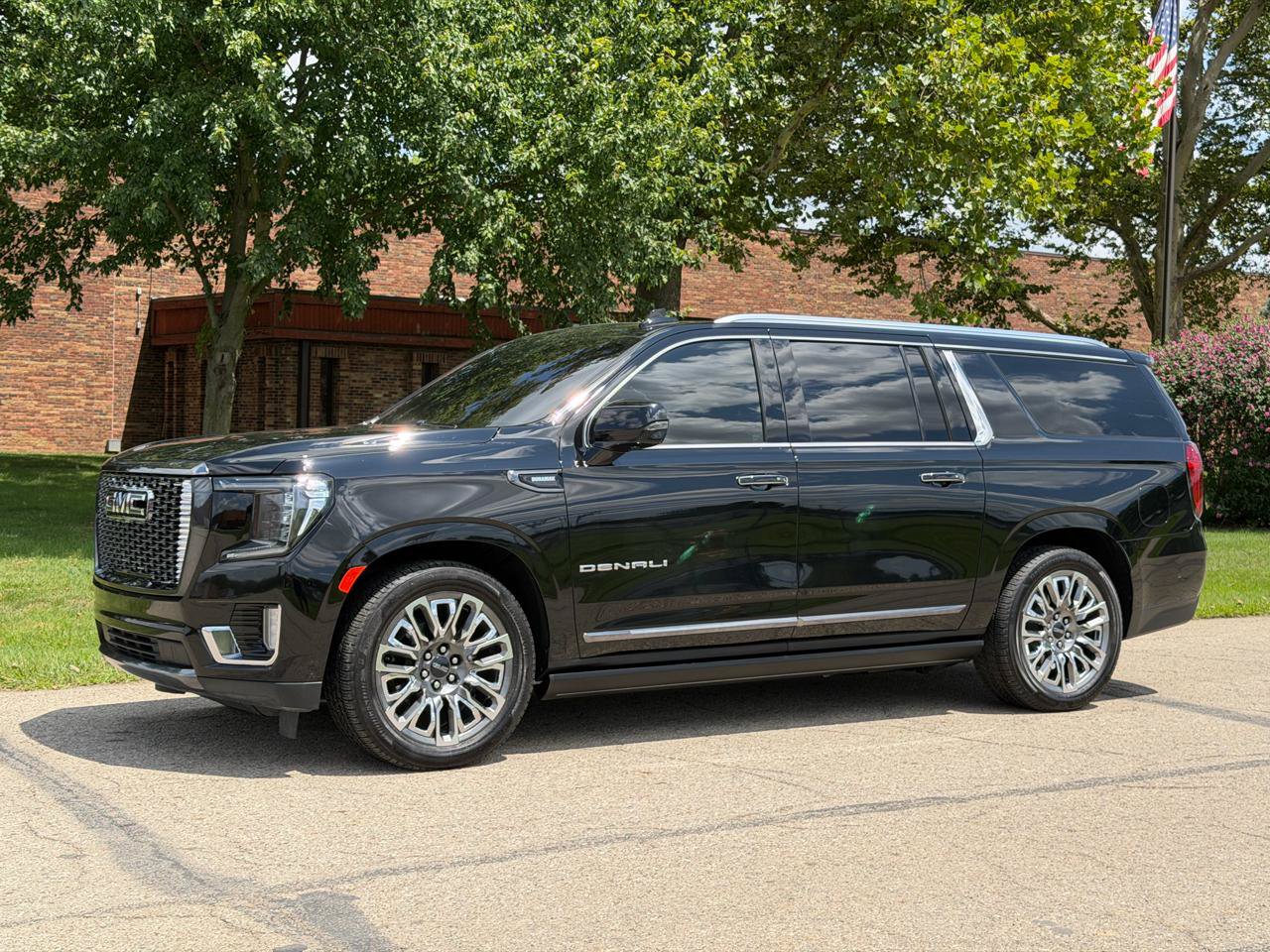 Used 2023 GMC Yukon XL Denali Ultimate AWD/4WD image 2